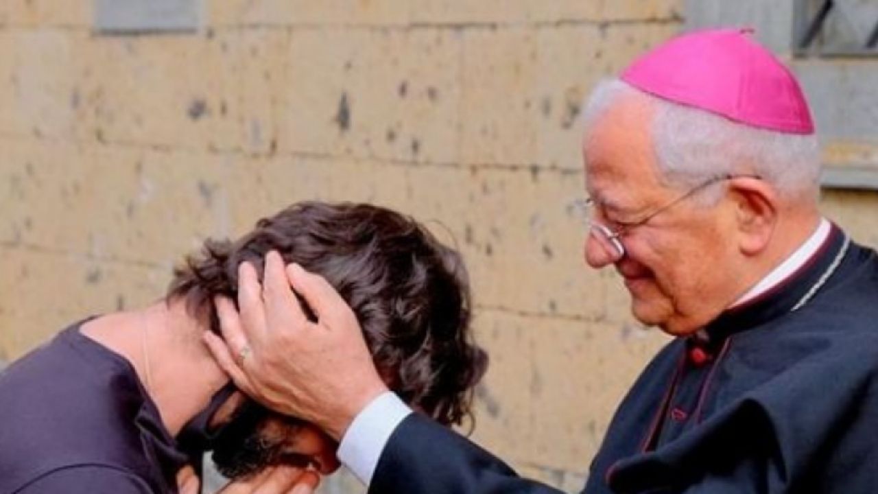 'Mi corazón se enamoró, quiero intentar vivir este amor'; sacerdote avisó en plena misa que deja la sotana por una mujer