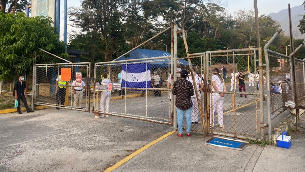 Estudiantes de Odontología se toman instalaciones de la UNAH-VS exigiendo retorno a clases presenciales