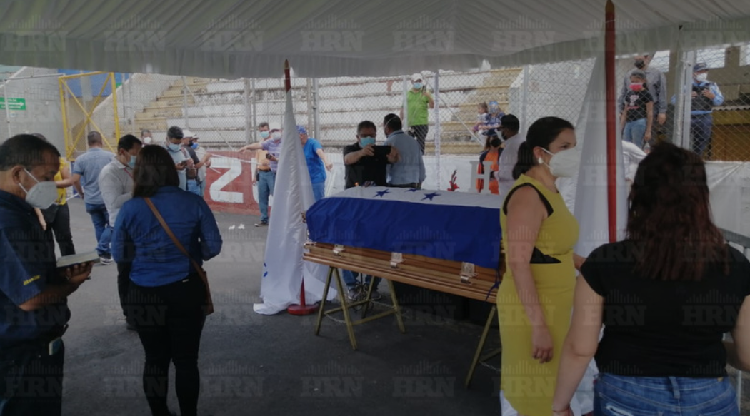 ¡En fotos! Con una Bandera de Honduras sobre su féretro y en el Estadio Nacional, hondureños dan último adiós a Chelato