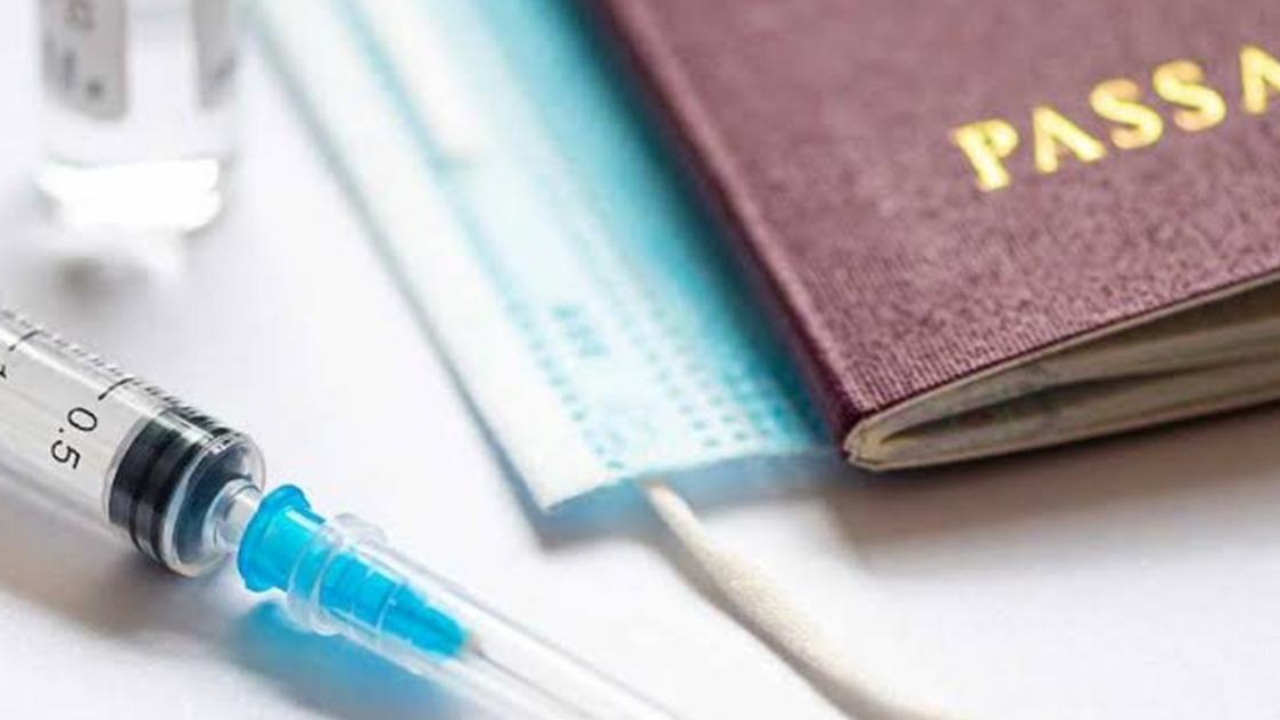 Estados Unidos estudia emitir pasaportes de vacunación para viajeros
