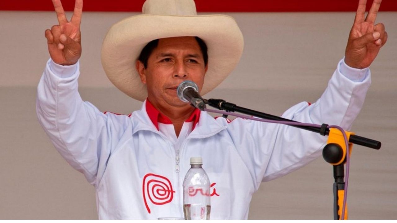 Pedro Castillo lidera sondeo presidencial en Perú a una semana del balotaje