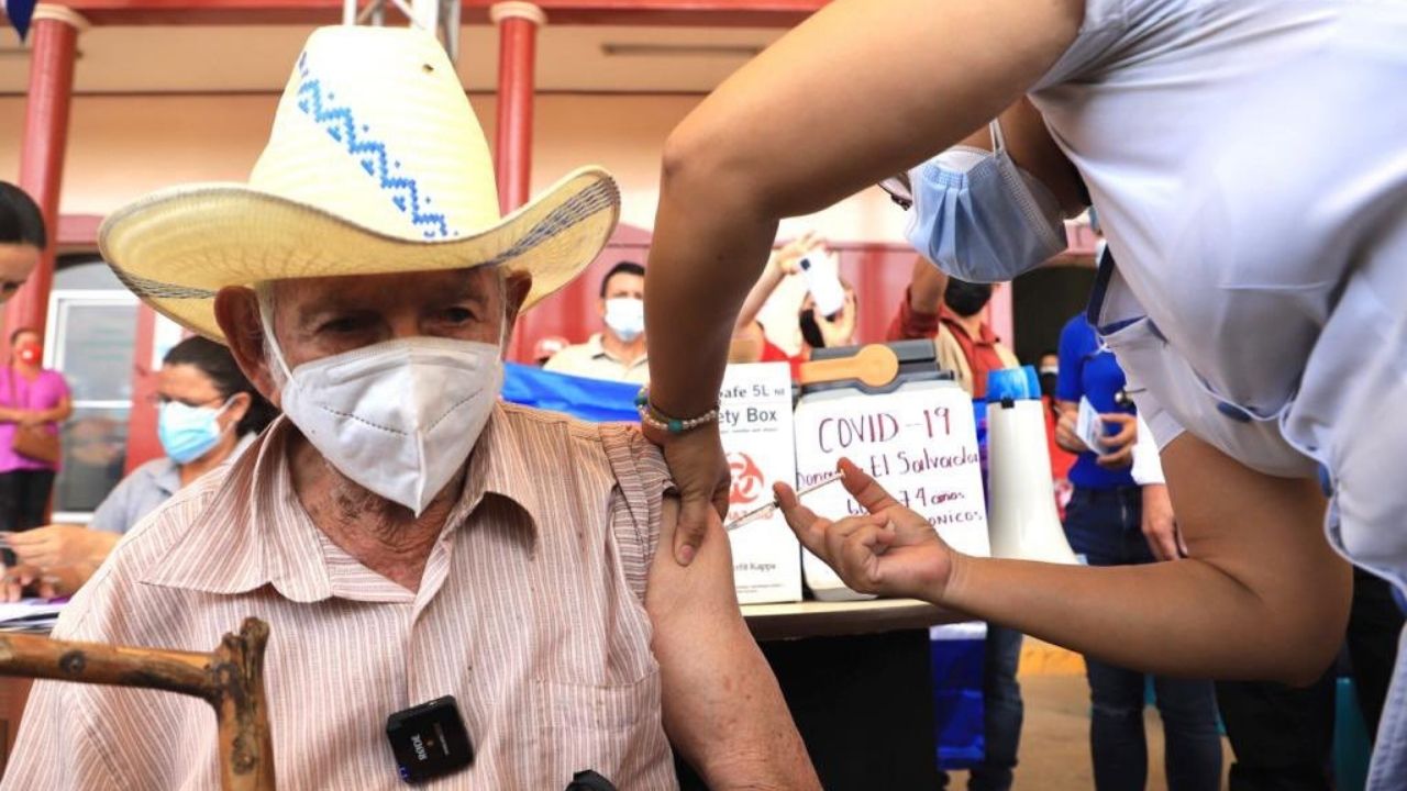Bukele comparte foto de hondureño de 84 años vacunado contra el covid con dosis donadas por su gobierno