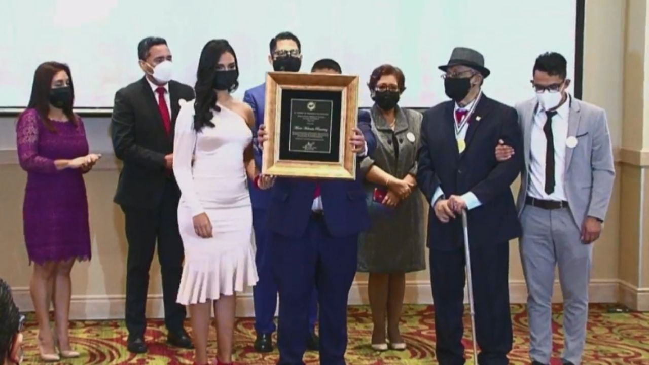 'Toda mi vida lo soñé': Mario Hernán Ramírez recibe el premio Álvaro Contreras 2021 en el Día del Periodista