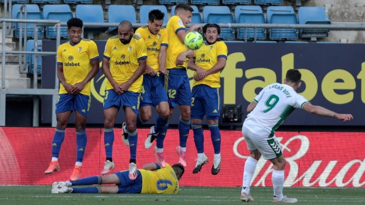 Cádiz y Choco Lozano caen 1-3 ante un Elche que sigue con opciones de permanencia en LaLiga