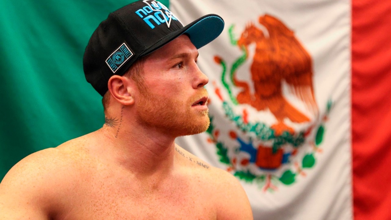 El Canelo vence a Saunders tras ocho asaltos y le quita su cinturón