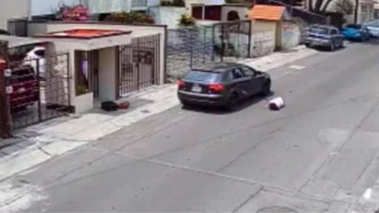 Vídeo captó el momento en que un hombre lanzó a su novia de vehículo en marcha por supuestos celos en México