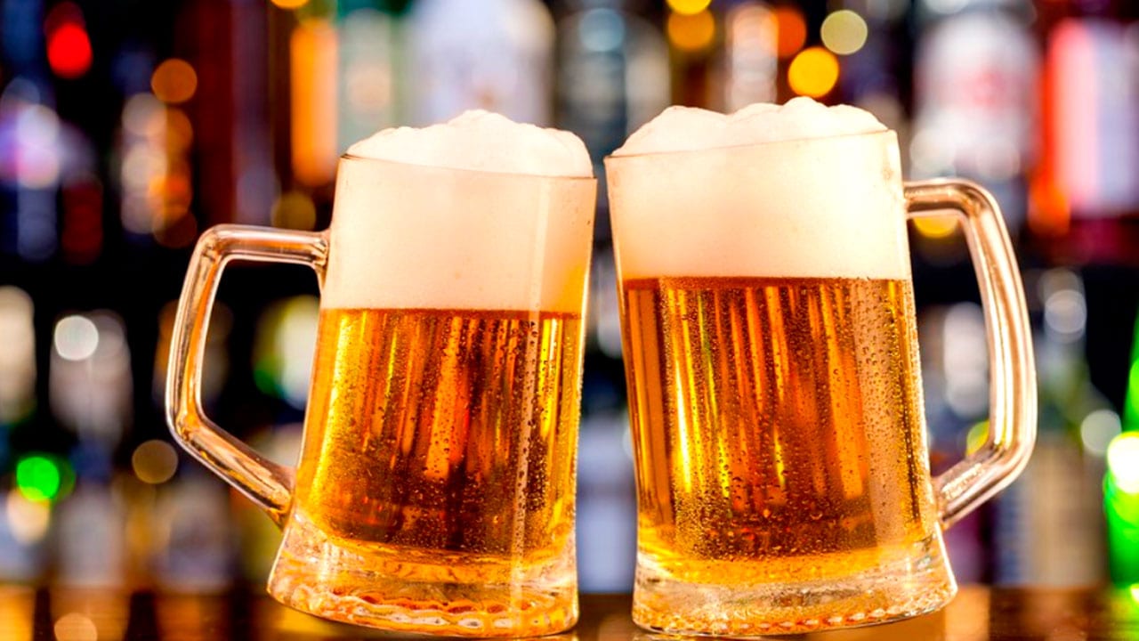 ¿Por qué beber entre tres y cuatro cervezas podría reducir la eficacia de la vacuna anticovid?
