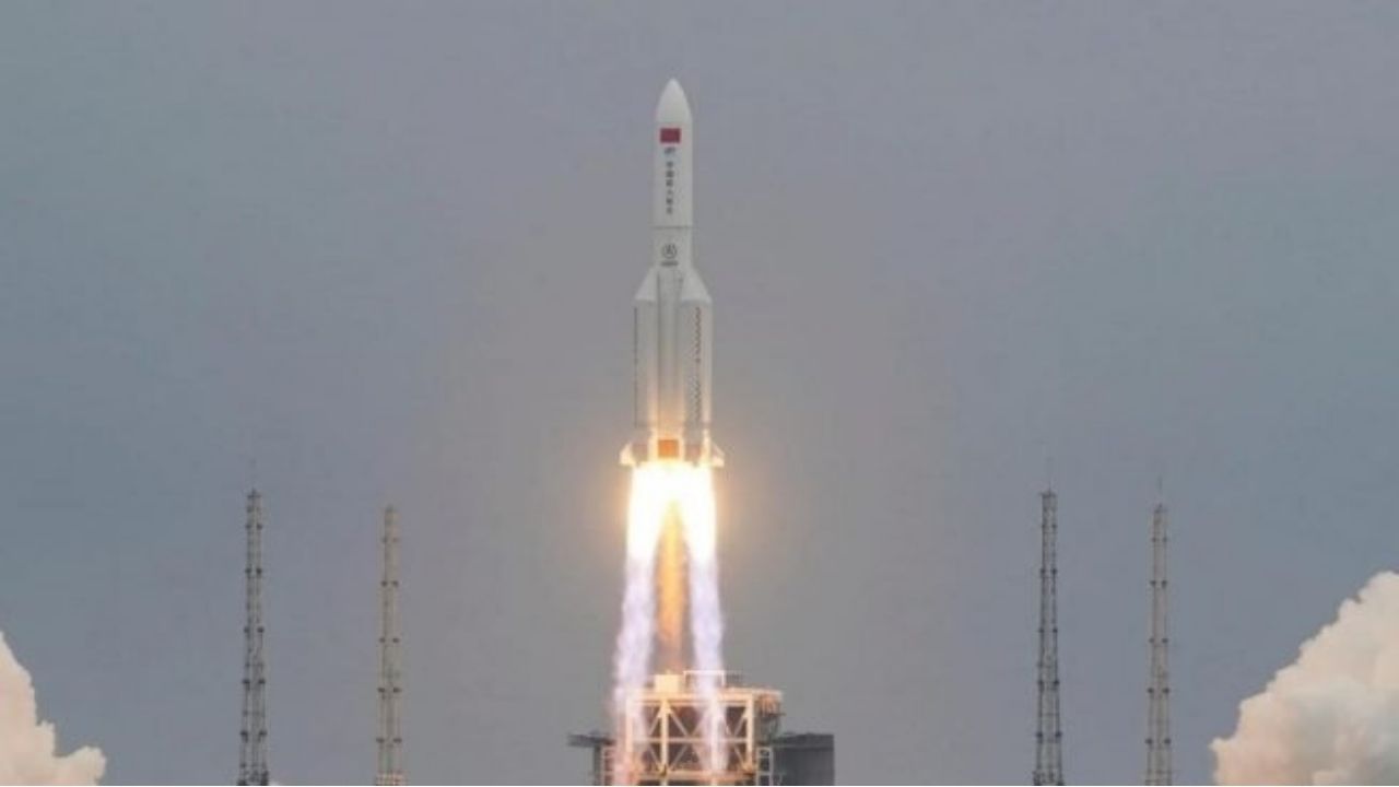 El mundo bajo alerta ante la duda de dónde caerán restos del cohete chino sin control que se aproxima a la Tierra