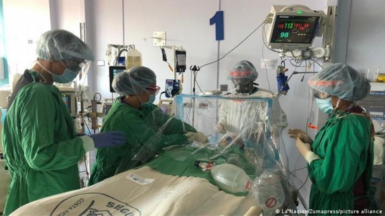 Costa Rica analiza decretar alerta roja por saturación hospitalaria por covid