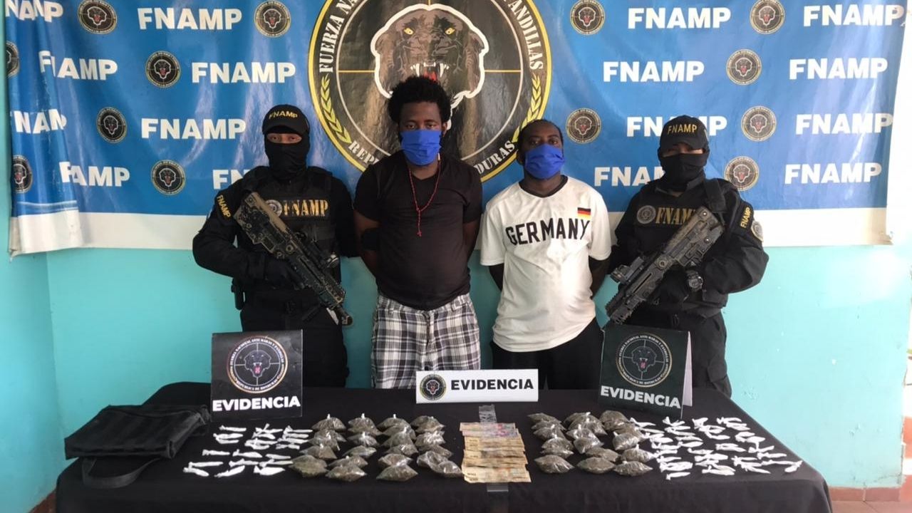 Capturan a 'Kalimba' y el 'Colon' en posesión de supuesta droga en La Ceiba