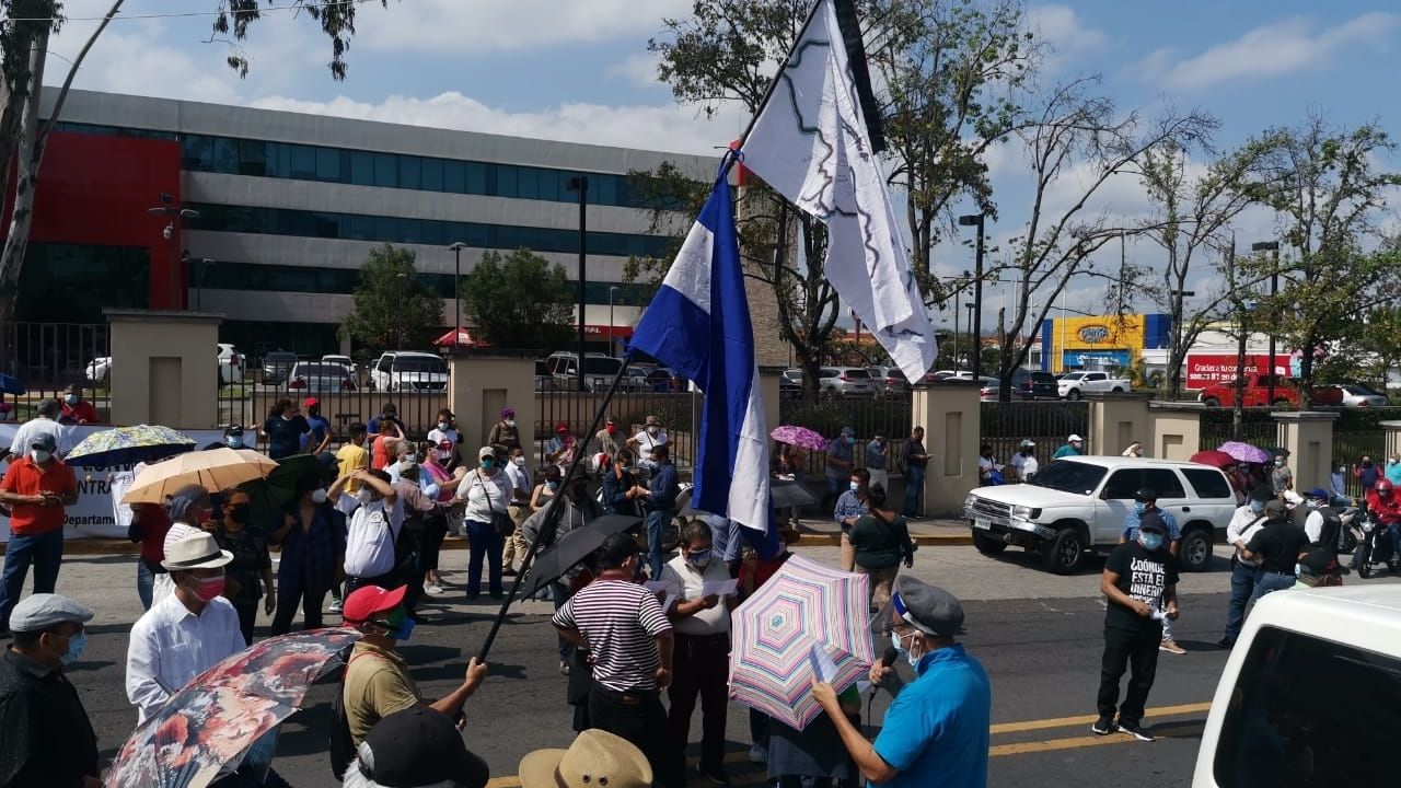 Docentes hondureños protestan por intervención del Inprema