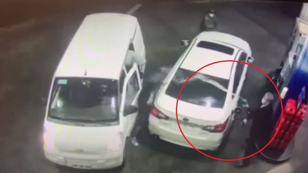 Hombre evita ser robado en una gasolinera rociando combustible a los ladrones, mira el video