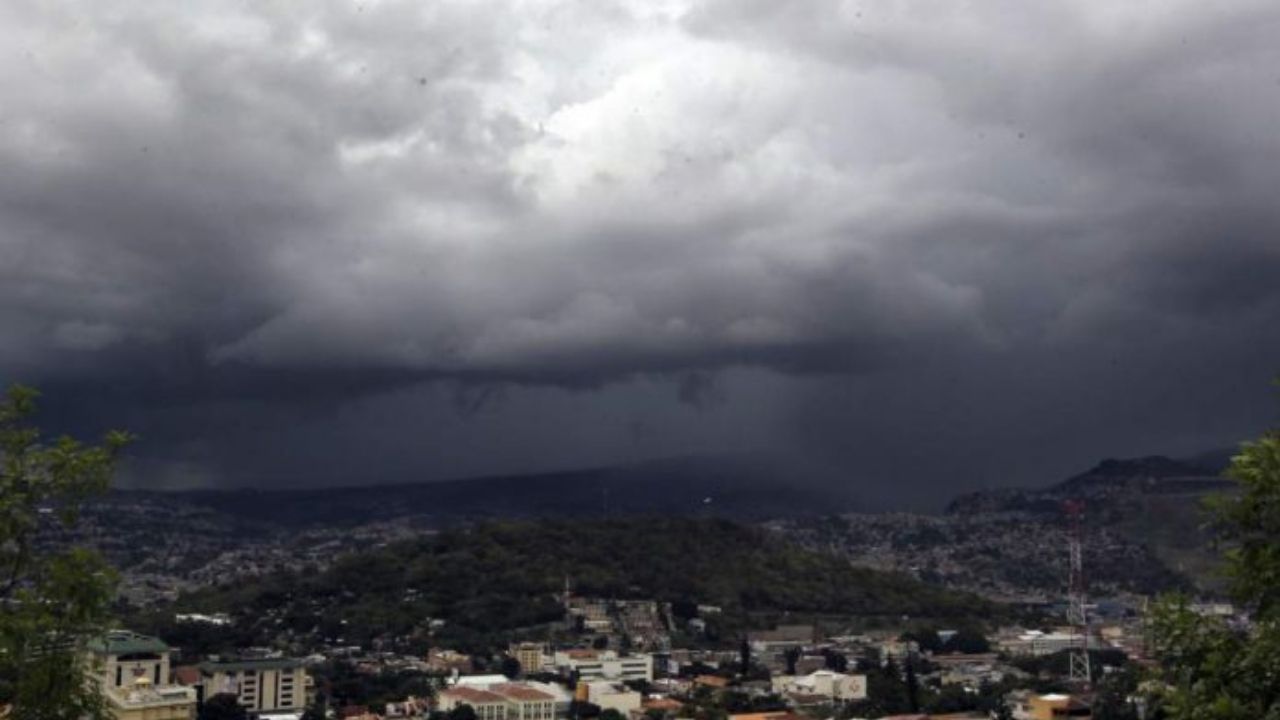 Lluvias y chubascos acompañadas de actividad eléctrica se registrarán con mayor intensidad en 4 regiones de Honduras