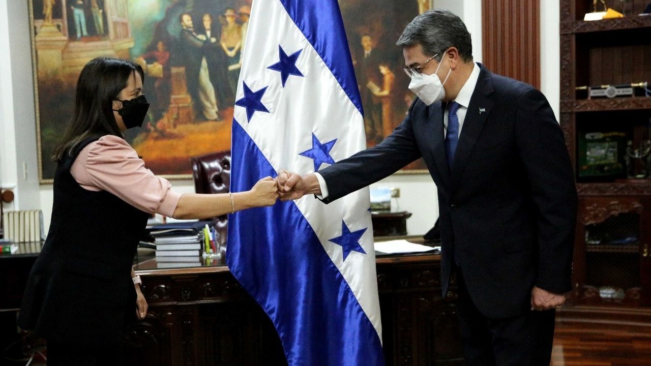 Presidente de Honduras juramenta a cuatro nuevos funcionarios, a ocho meses de terminar su mandato