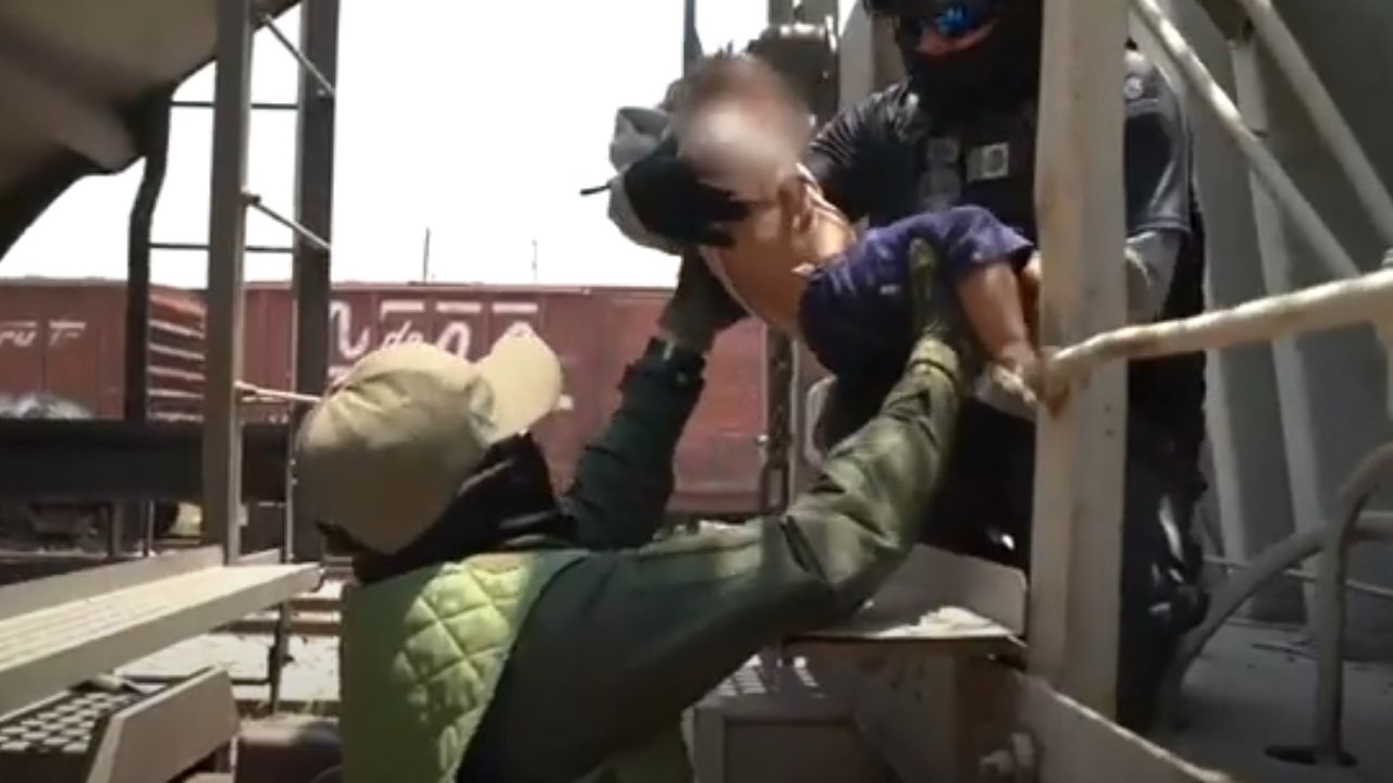 Video: Identifican a familia hondureña con niña de 2 años sobre el tren 'La Bestia' cuando intentaban llegar a Monterrey, México