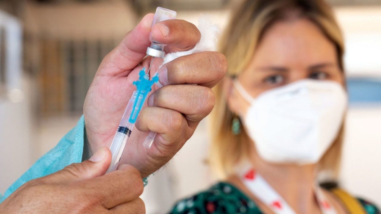 Pandemia se controla con 75% de población vacunada, dice estudio brasileño