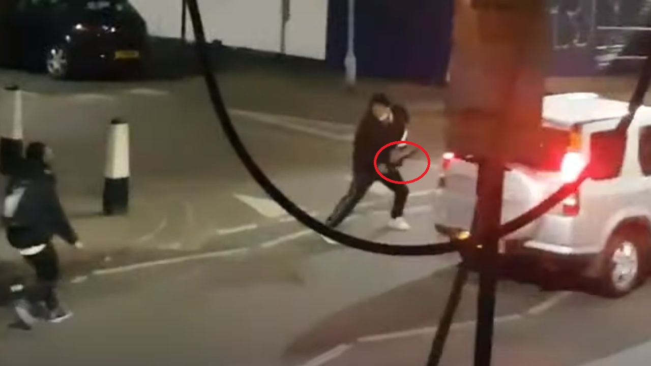 A machetazos, mira cómo se enfrentaron rivales de dos supuestas bandas en una calle de Londres