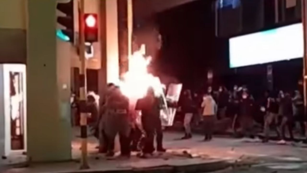Captan momento cuando varios policías se salvan de morir durante las protestas en Colombia