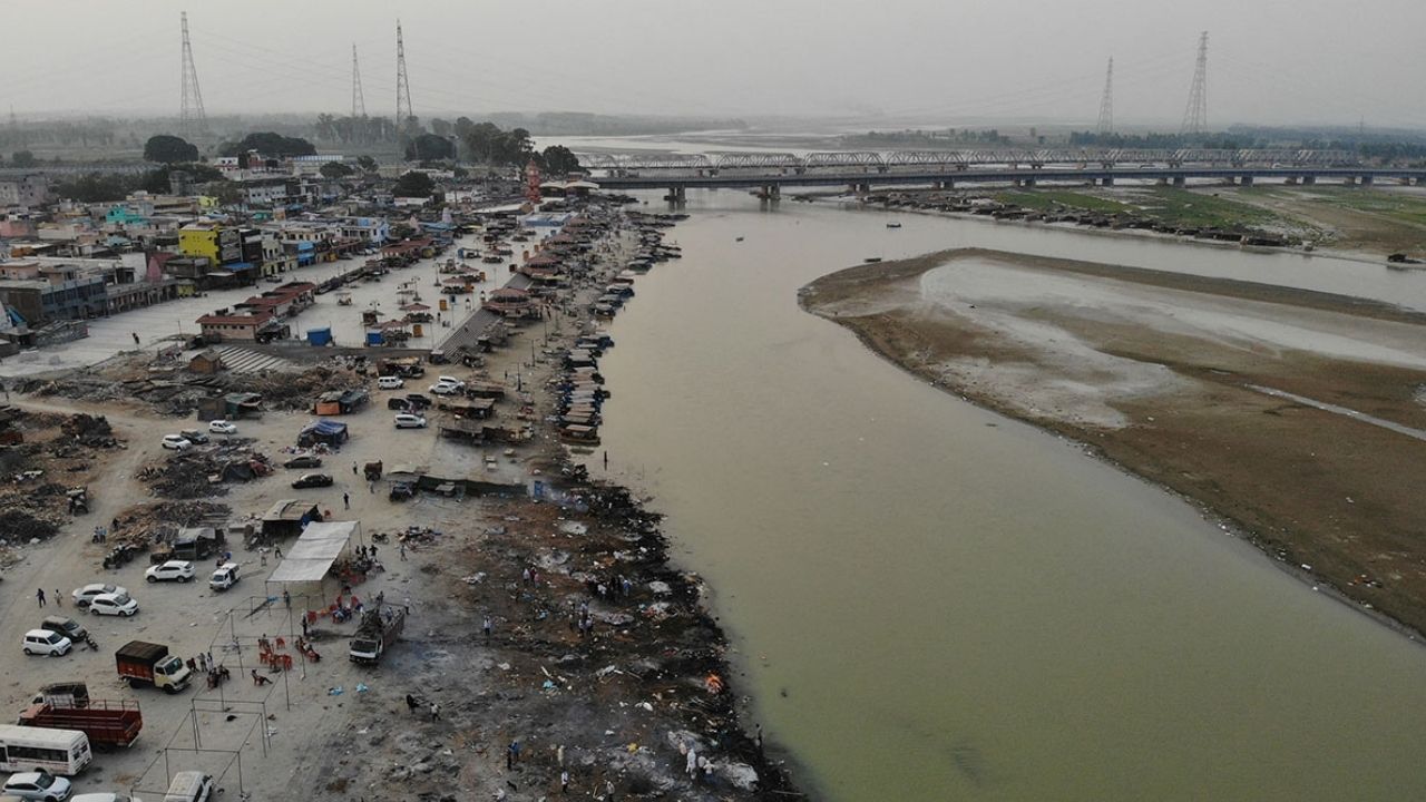 En India arrojan los cadáveres víctimas del covid-19 a un río