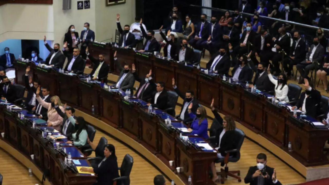 Senadores de Estados Unidos tildan de emboscada las remociones de jueces salvadoreños