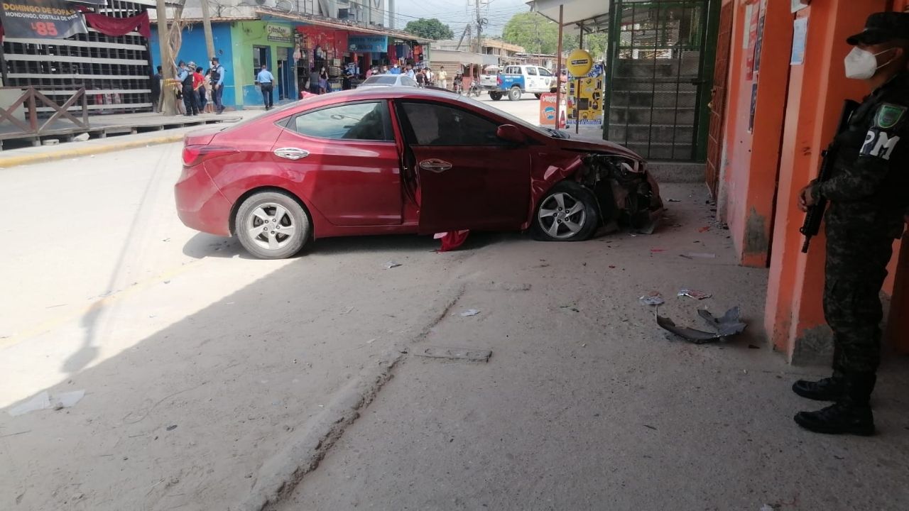 Sicarios matan a dueño de restaurante cuando viajaba en su vehículo en la zona norte de Honduras