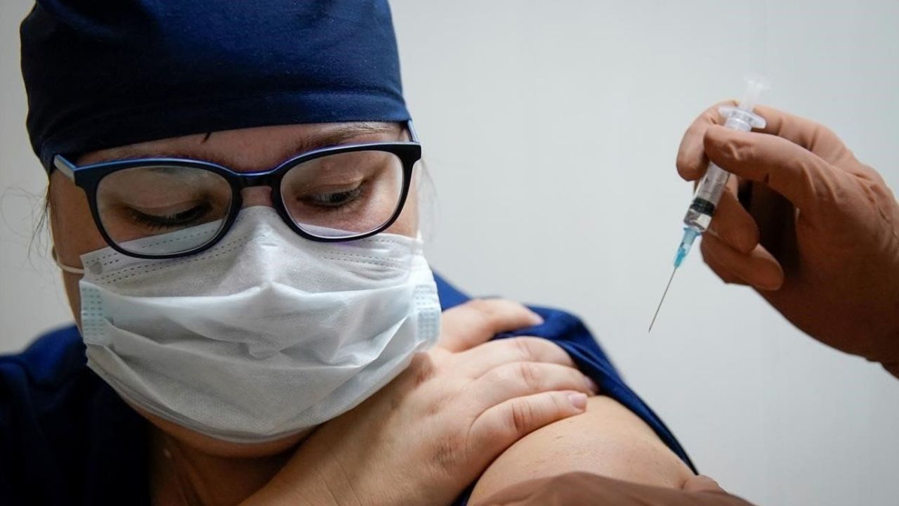 ¿Cuántos días debes esperar para aplicarte la vacuna anticovid si te inmunizaste contra la influenza?