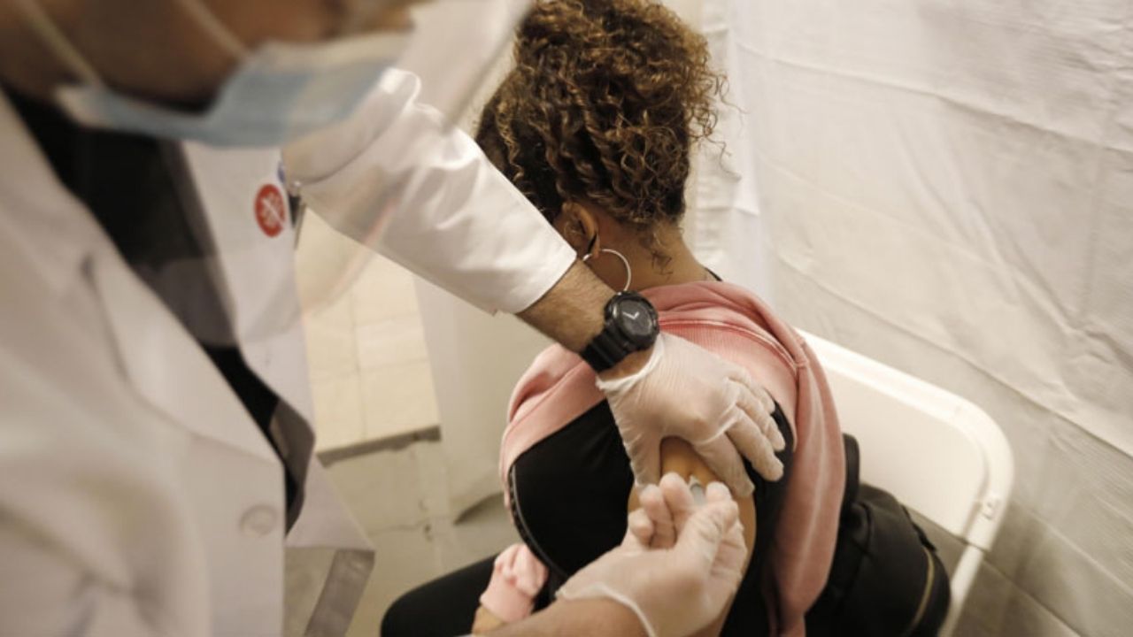 Ohio sorteará un millón de dólares semanal entre las personas que se vacunen contra el covid