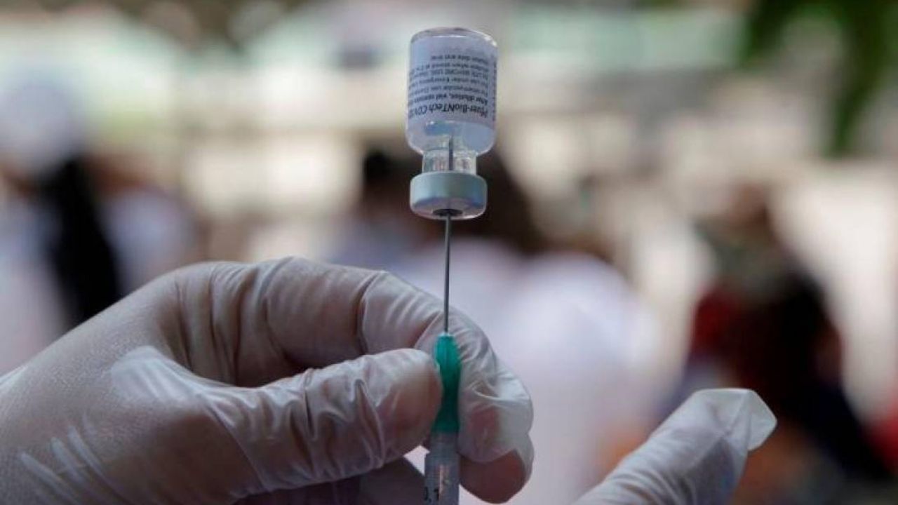 Las dosis descongeladas de Pfizer pueden estar un mes en nevera normal, según la Agencia Europea de Medicamento