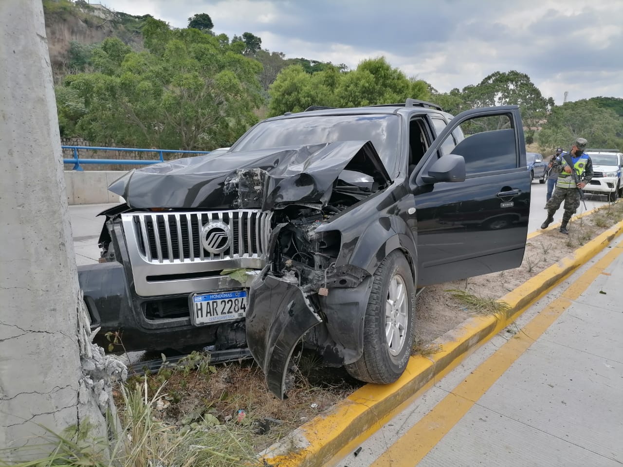 Médico se durmió mientras conducía su vehículo e impactó contra un poste del fluido eléctrico en Tegucigalpa