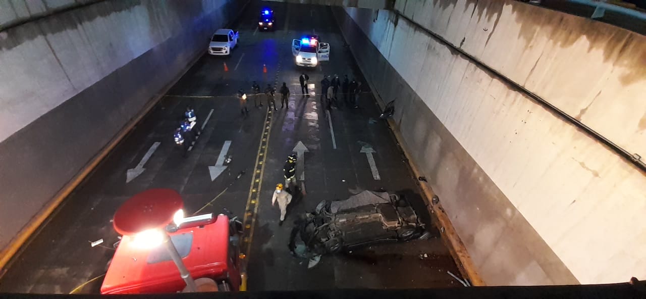 Dos personas mueren luego de que el vehículo en el que se conducían saliera volando y cayera a un túnel en Tegucigalpa ¡Aquí el video!