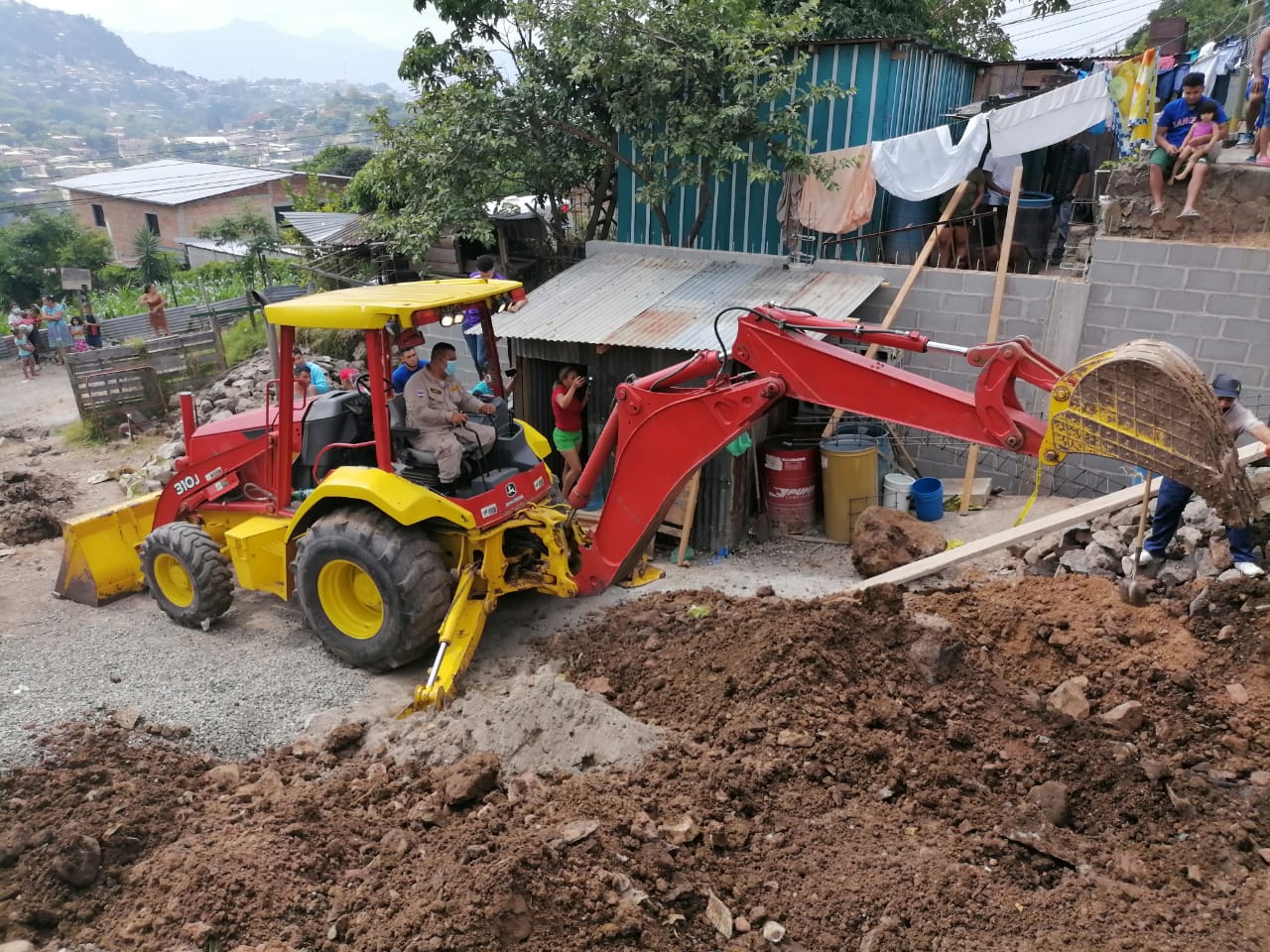 Dramático rescate a dos obreros soterrados en Comayagüela: 'estábamos trabajando y se nos vino el paredón'