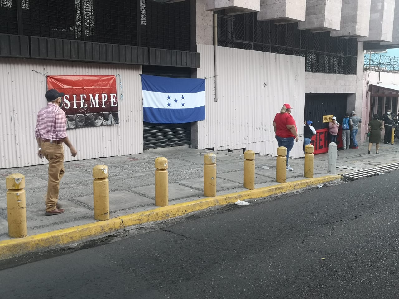Empleados públicos protestan y bloquean calles en el centro de Tegucigalpa ante falta de pago