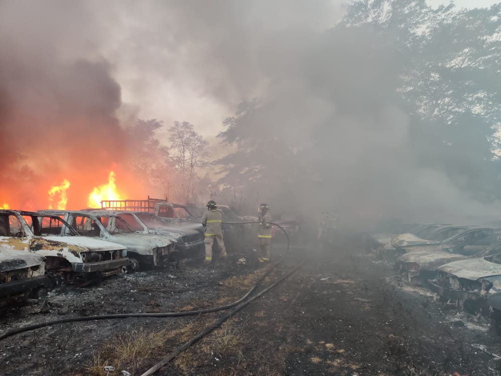 Al menos 60 vehículos consumidos por las llamas deja incendio en las instalaciones de Tránsito en San Pedro Sula