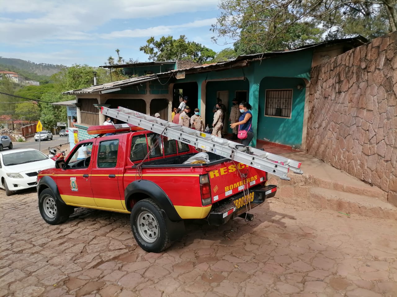 Hondureño se salva de milagro luego que le cayera un muro en la carretera hacia Santa Lucía