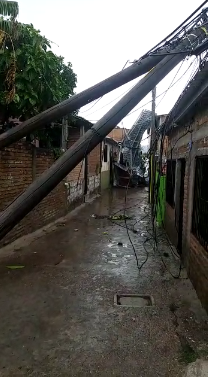 Inundaciones, carros atrapados, árboles y postes caídos dejan minutos de lluvias en la capital hondureña