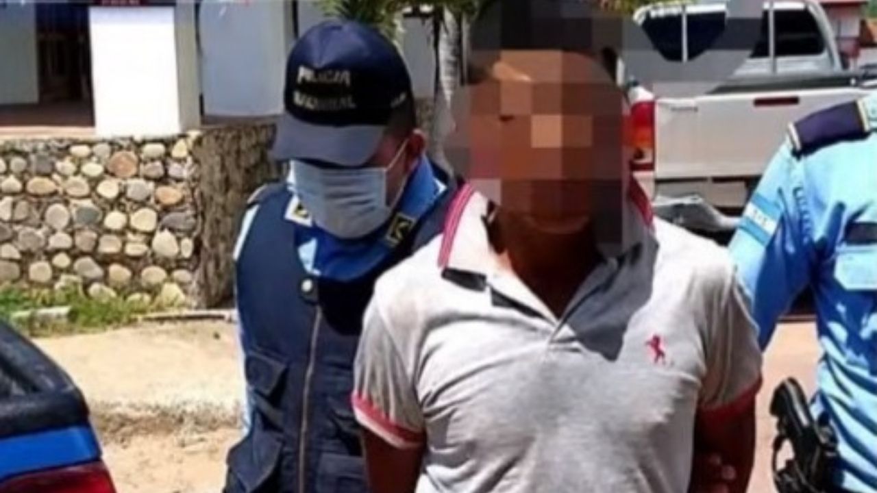 Capturan a hondureño acusado de abusar de su hijastro cuando lo dejaron cuidándolo