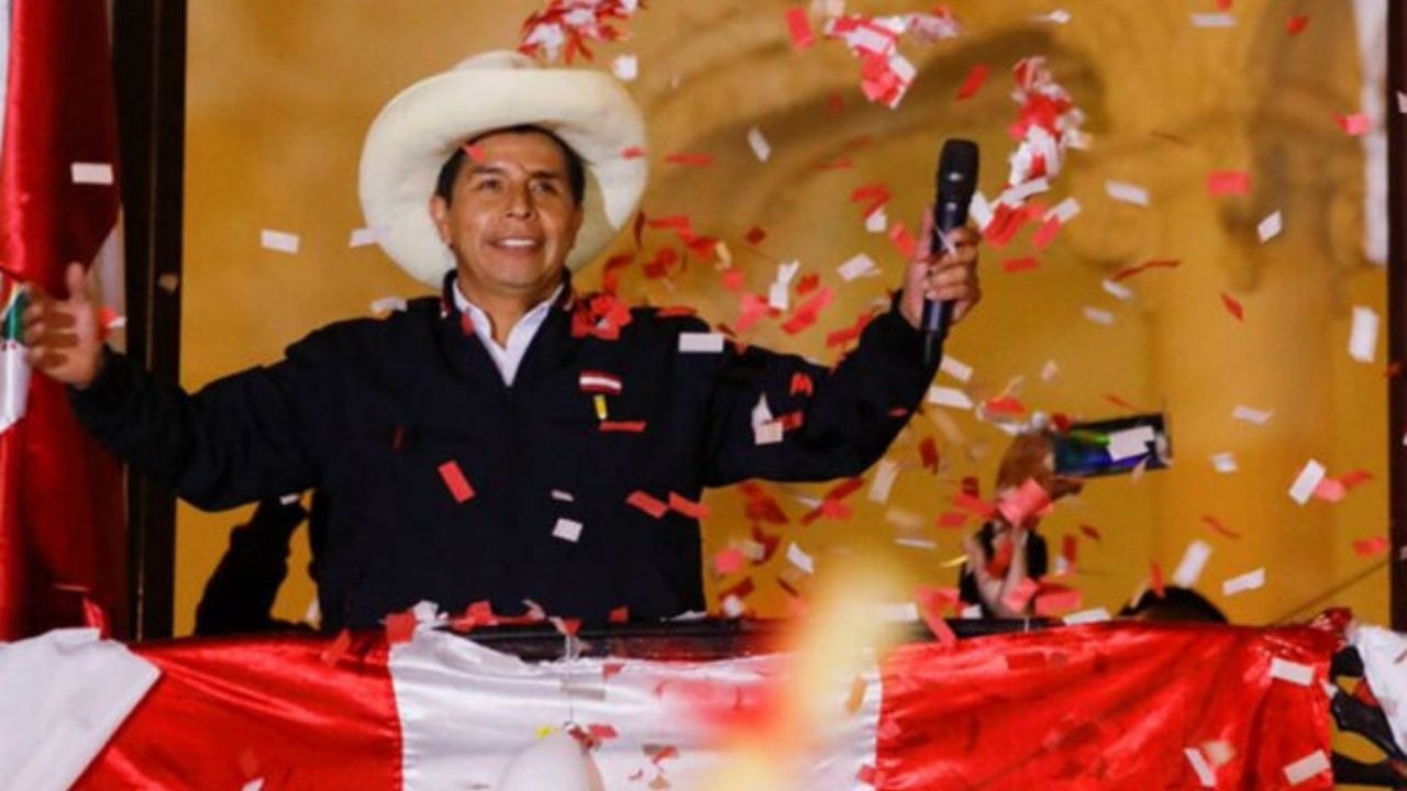 Pedro Castillo se impone en escrutinio que Fujimori tilda de fraudulento