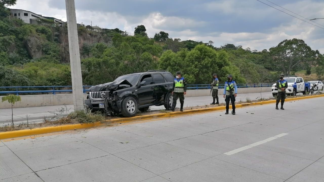 Médico se durmió mientras conducía su vehículo e impactó contra un poste del fluido eléctrico en Tegucigalpa