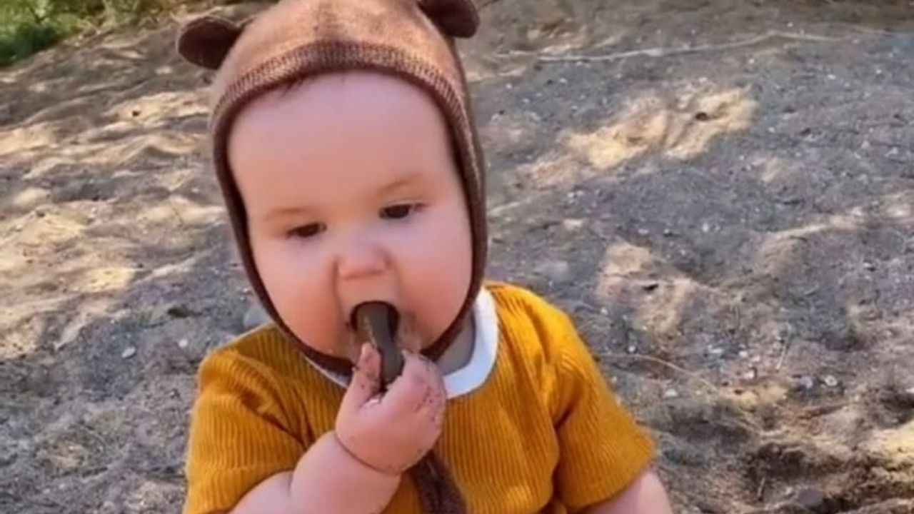 Viral: la extraña razón por la que mujer deja que su bebé coma arena y piedras