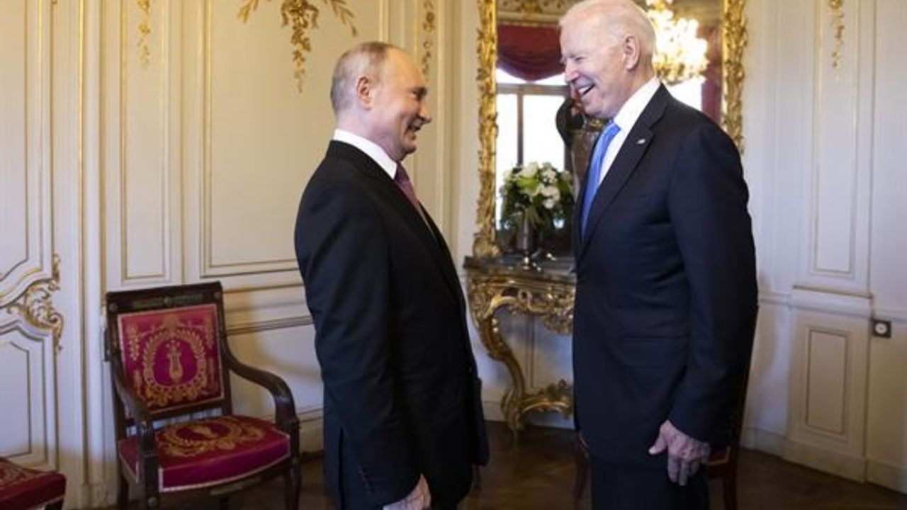 Joe Biden avisó a Putin que si muere el opositor ruso Navalni las consecuencias serán devastadoras