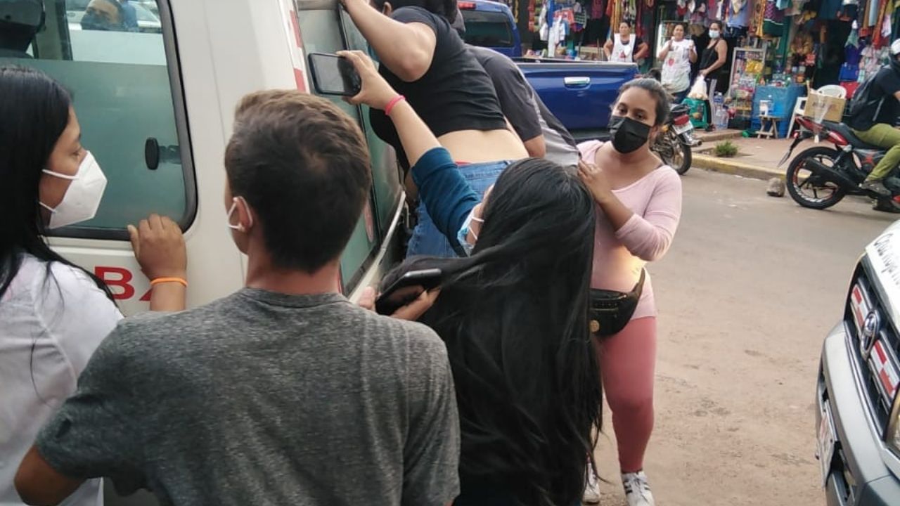 Video: familiares de reos se cuelgan de ambulancia producto de la desesperación por saber sobre sus parientes, tras reyerta en 'La Tolva'