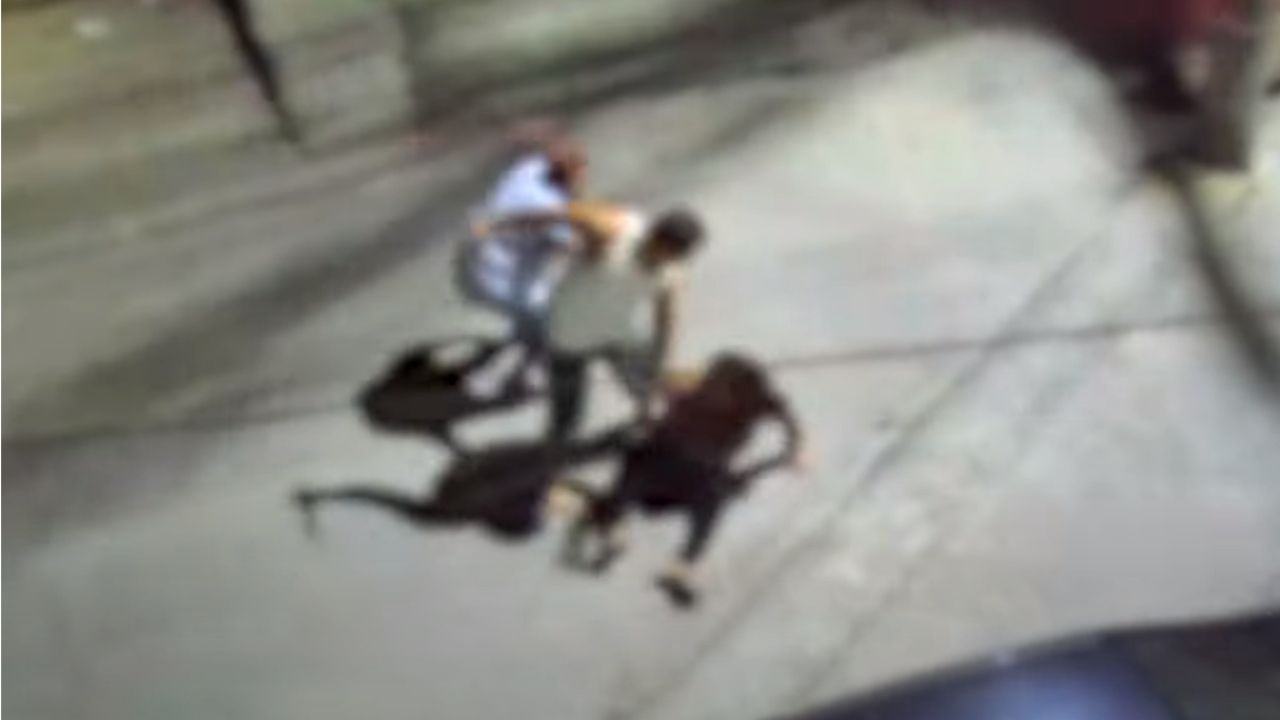 Hondureño ataca a golpes a su esposa en plena calle en Tegucigalpa y minutos más tarde es capturado, este es el vídeo