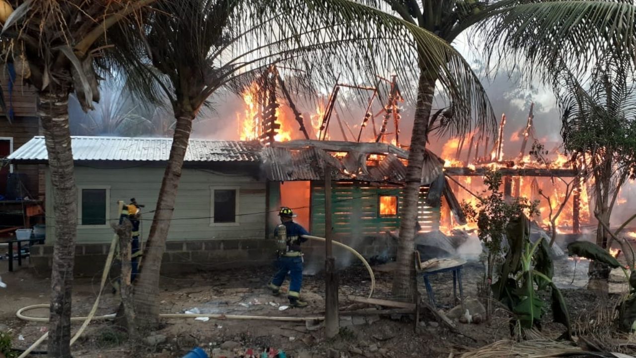Recalentamiento de un ventilador provoca incendio estructural y deja a más de 10 familias en la calle en Roatán