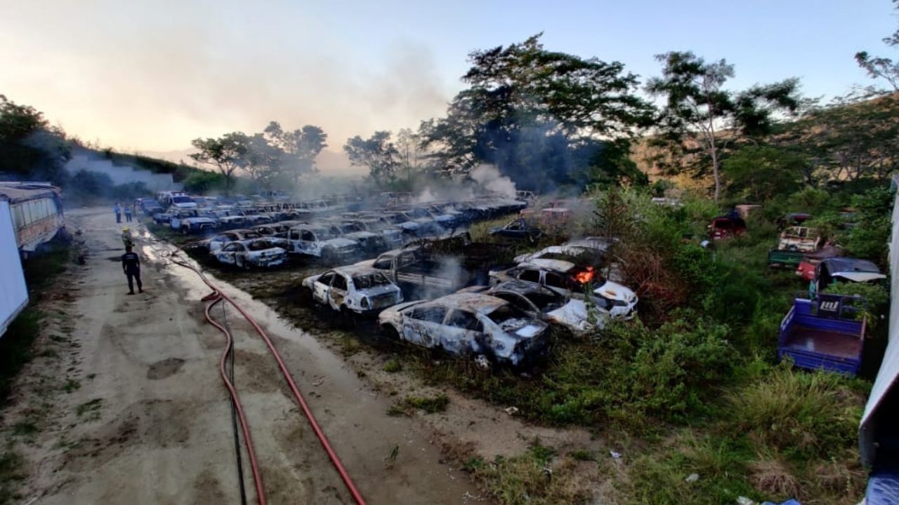 Al menos 60 vehículos consumidos por las llamas deja incendio en las instalaciones de Tránsito en San Pedro Sula
