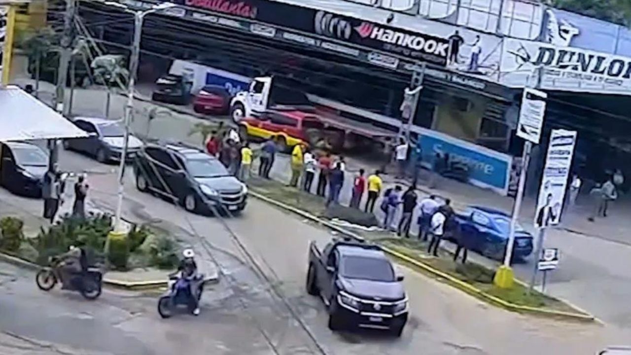Cámara del 911 capta el momento que joven es electrocutado por rozar con cable de alta tensión en Choluteca