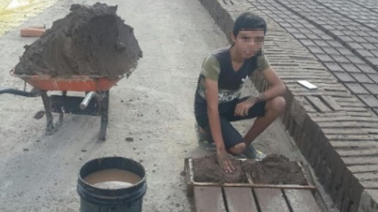 Menor hondureño trabaja en una ladrillera para comprar recargas y recibir clases: 'sueño con graduarme'