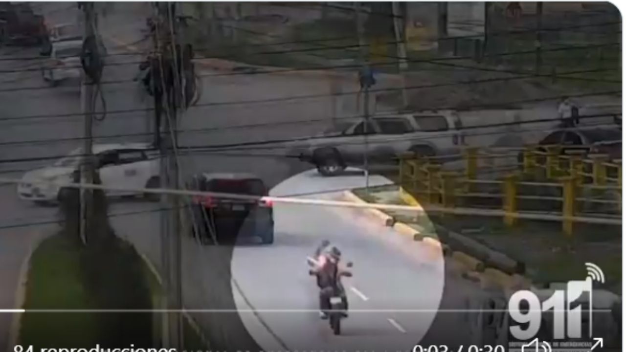 Motociclista hondureño causa aparatoso accidente tras discutir con un conductor de camión en movimiento, mira el vídeo