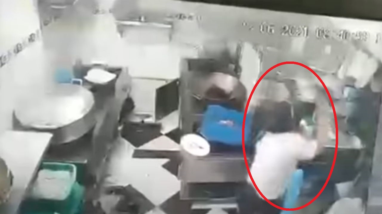 Mujer se defiende de cuatro hombres con un machete durante un asalto en restaurante, todo quedó grabado