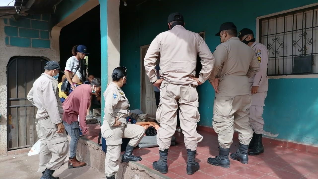 Hondureño se salva de milagro luego que le cayera un muro en la carretera hacia Santa Lucía