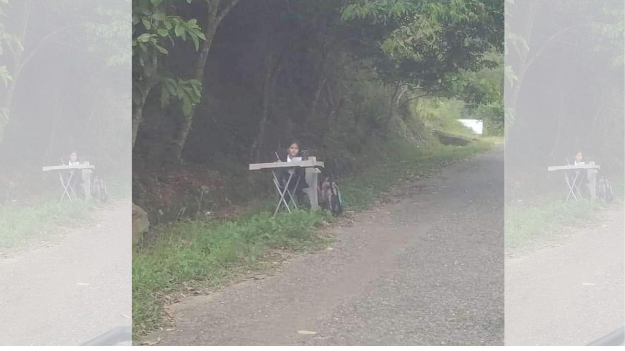 Niña hondureña camina varios kilómetros con una mesa y una silla buscando señal para recibir clases